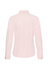 Chemise rose pâle à manches longues avec un col, une texture lisse, des poignets à boutons et des coutures au dos pour une coupe ajustée.