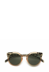 Lunettes de soleil rondes avec des verres verts, une monture transparente orange-brun et des accents imprimés animaux sur les branches. Matériau plastique léger.