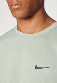 Nike Performance HYVERSE - Športové tričko - jade horizon/black