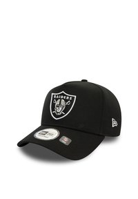 Gorra negra con visera curvada, que presenta un logo bordado de los Raiders en la parte frontal. Hecha de tela, incluye una correa ajustable y etiquetas de New Era.