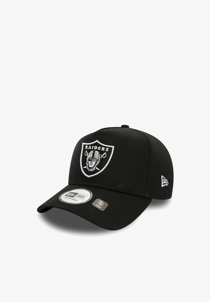 Gorra negra con visera curvada, que presenta un logo bordado de los Raiders en la parte frontal. Hecha de tela, incluye una correa ajustable y etiquetas de New Era.