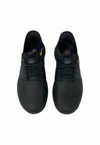 Schwarze synthetische Sneaker mit strukturiertem Obermaterial, runder Zehenpartie und grauen Schnürsenkeln. Mit Logo an der Seite und kleinen Belüftungsöffnungen.