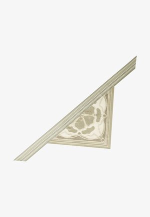 Foulard triangulaire beige et crème avec des motifs floraux abstraits et symétriques ainsi que des bords rayés sur un fond blanc.