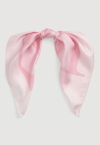 Lenço de cabelo em seda em rosa claro com uma textura suave, apresentando um padrão subtil e duas extremidades longas e fluídas atadas ao centro.