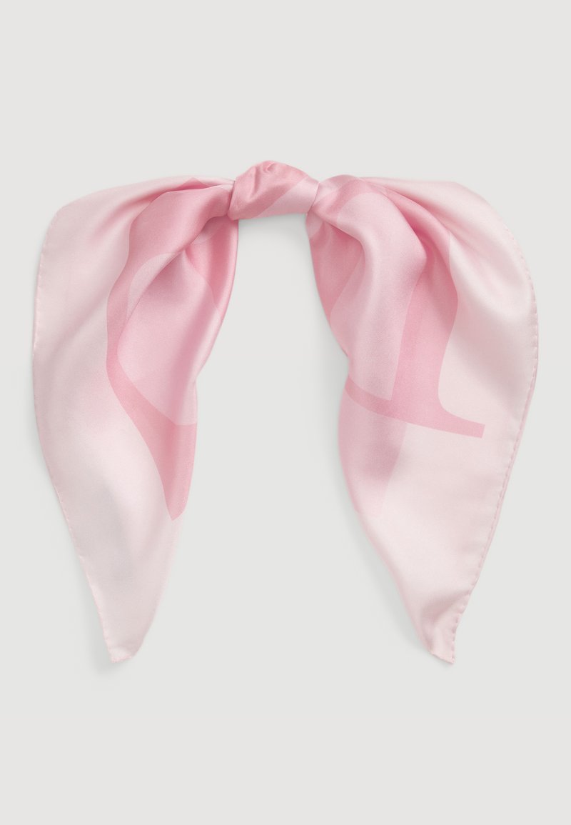 Lenço de cabelo em seda em rosa claro com uma textura suave, apresentando um padrão subtil e duas extremidades longas e fluídas atadas ao centro.