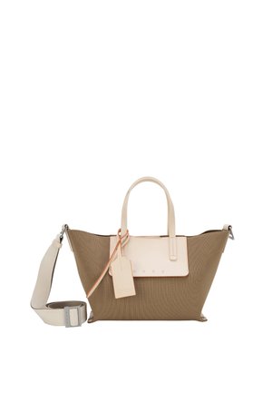 Bolso tote marrón con textura, asas de cuero crema, solapa frontal, correa de hombro desmontable y una etiqueta colgante de cuero.