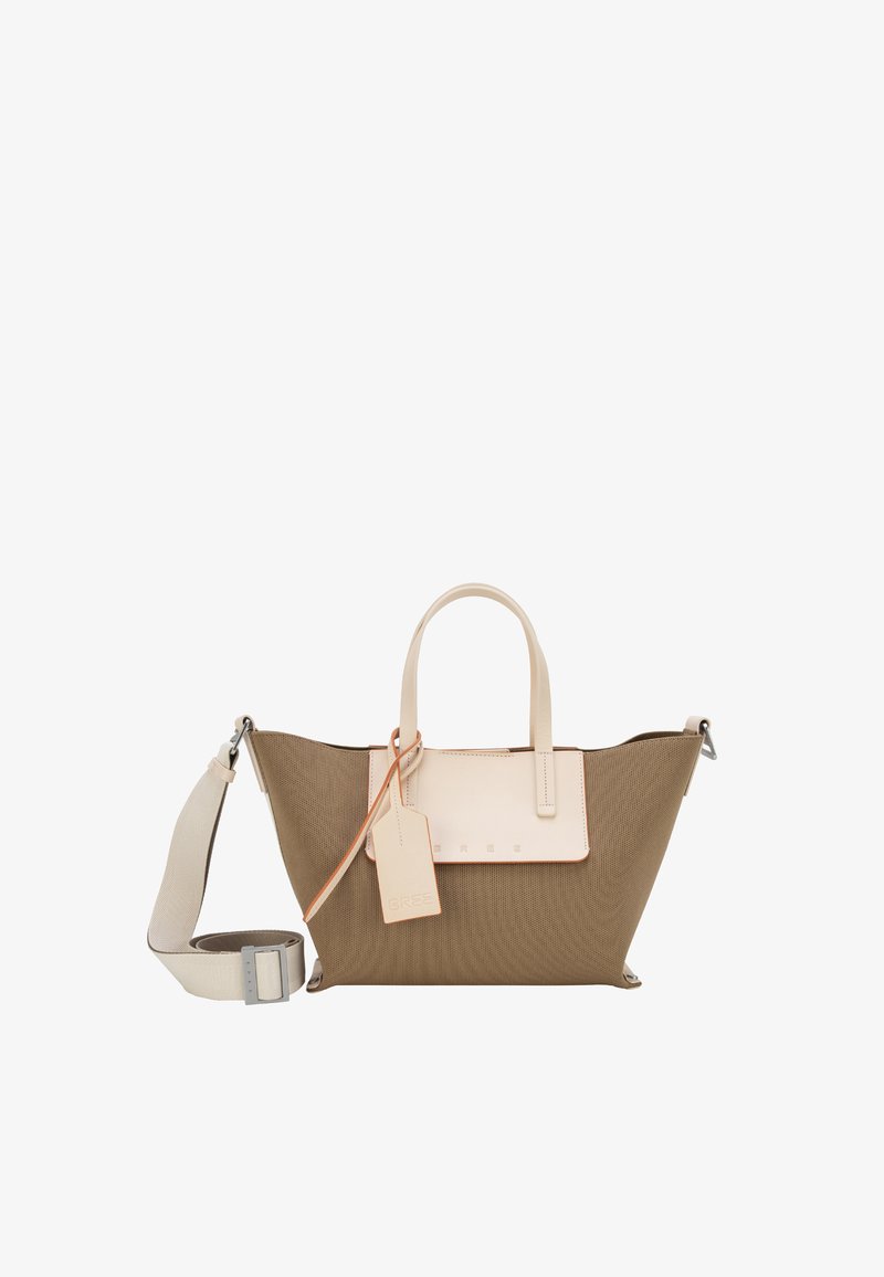 Bolso tote marrón con textura, asas de cuero crema, solapa frontal, correa de hombro desmontable y una etiqueta colgante de cuero.