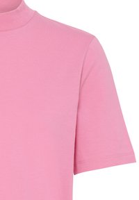 Svetlo roza majica s kratkimi rokavi in visokim ovratnikom. Izdelana iz gladke mešanice bombaža; ima čist, preprost dizajn z natančnim šivanjem.