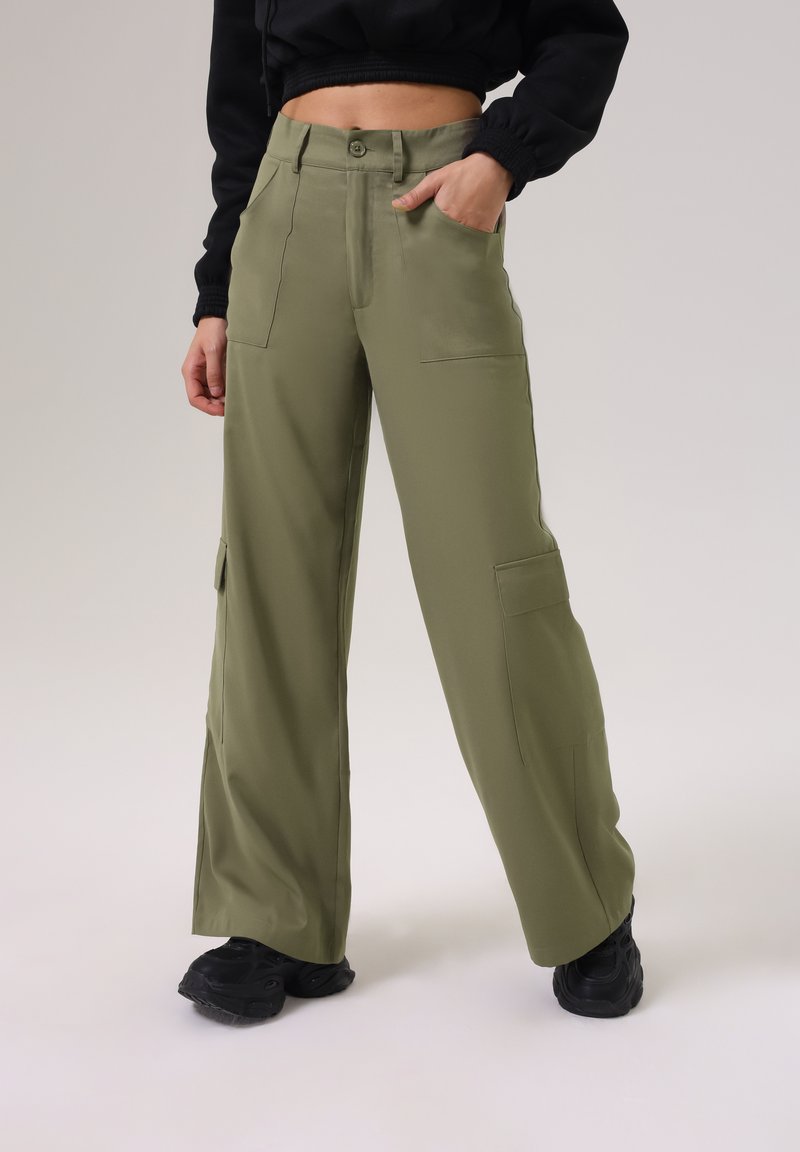 Olijfgroene wijde cargo broek met meerdere voorzakken, een knoopsluiting en een gladde, lichte stoftextuur.