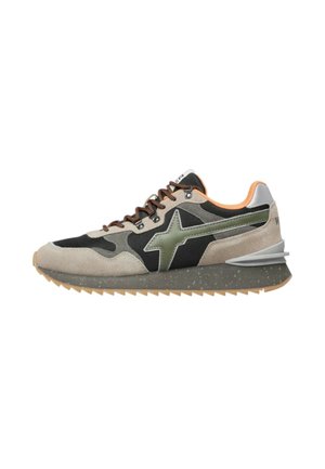 Sneaker in stile retrò beige, nero e verde oliva con lacci marroni, fodera arancione e suola grigia maculata con bordo dentellato.