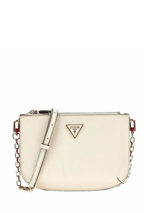 Borsa a tracolla beige con superficie texturizzata, tracolla in catena argentata, chiusura con zip e logo triangolare sul fronte. Design compatto e piatto.