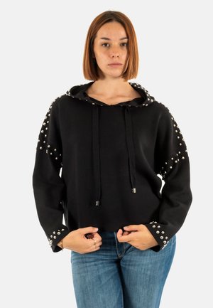 Felpa nera con cappuccio e cordino, decorata con borchie argentate sulle spalle e sui polsini, vestibilità ampia, tessuto morbido, lunghezza cropped.