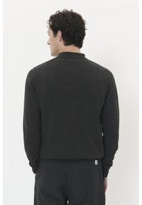 Dunkelgrauer, langärmeliger Pullover mit geripptem Kragen und Saum. Material aus Baumwollmischung, mit glatter Textur und minimalistischem Design.