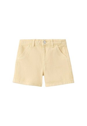 Béžové bavlnené šortky s predným gombíkom, pútkami na opasok a dvoma prednými vreckami, zobrazené na bielom pozadí.