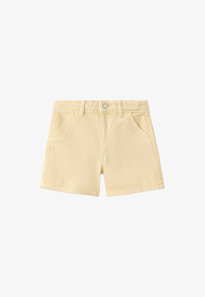 Shorts en coton beige avec bouton sur le devant, passants pour ceinture et deux poches avant, présentés sur fond blanc.