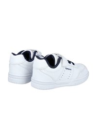 Zapatillas blancas con un acabado de cuero suave, con acentos en azul marino, tiras de Velcro y perforaciones para transpirabilidad. Suela de goma para agarre.