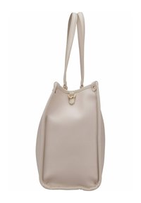 Bolso tipo bucket de cuero beige con dos asas largas, textura suave y detalles en oro. Base redondeada y silueta blanda y caída.