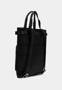 Borsa tote nera realizzata in tessuto resistente, con doppie maniglie, tracolla regolabile, molteplici tasche esterne e chiusura a cerniera.