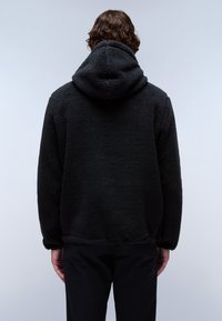 Sudadera con capucha negra de forro polar, con un exterior texturizado y suave, que presenta una capucha forrada y puños y dobladillo elásticos. La vista trasera muestra un ajuste relajado.
