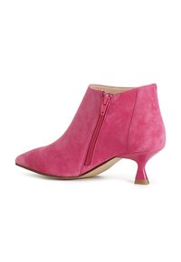 Bottine en daim rose avec un nez pointu, fermeture éclair sur le côté et un talon kitten rose brillant. Texture lisse avec un design structuré.
