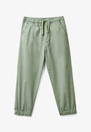 Pantaloni verde chiaro con elastico in vita e cordoncino, due tasche laterali e polsini arricciati. Texture morbida e liscia con una vestibilità casual.