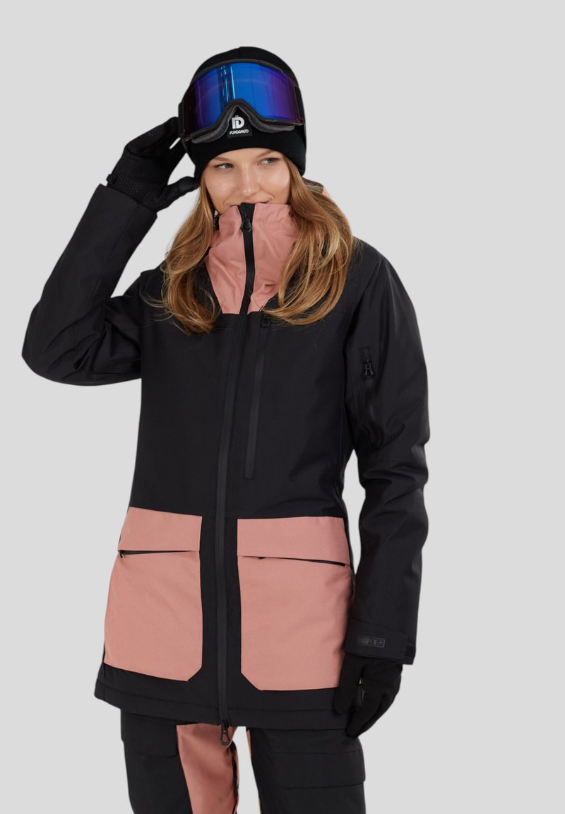 Sne jacket i sort og pink, med høj krave, lynlås lukning og flere lommer. Texturen ser glat ud med en struktureret pasform.