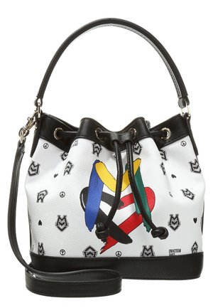 Biała torba typu bucket z czarną lamówką, wielokolorowym wzorem serca, czarnym ściągaczem oraz czarnym regulowanym paskiem na ramię.