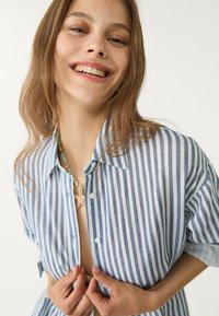 Stradivarius RUSTIKALES DAILY - Hemdbluse - mottled dark blue