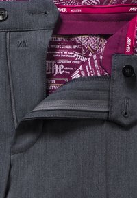Grijze stoffen broek met een soepele textuur, voorzien van een ritsgulp, knoopsluiting en een gemêleerde wijnrode binnenvoering.