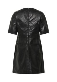 Abito nero in pelle con maniche corte, scollatura rotonda e zip sul retro. Presenta una texture liscia e una vestibilità aderente.