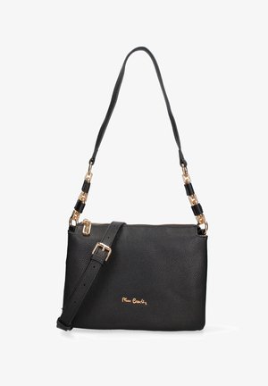 Borsa a tracolla in pelle nera con finitura texture, dettagli in catena color oro, tracolla regolabile, chiusura con zip e piccolo logo dorato sul frontale.