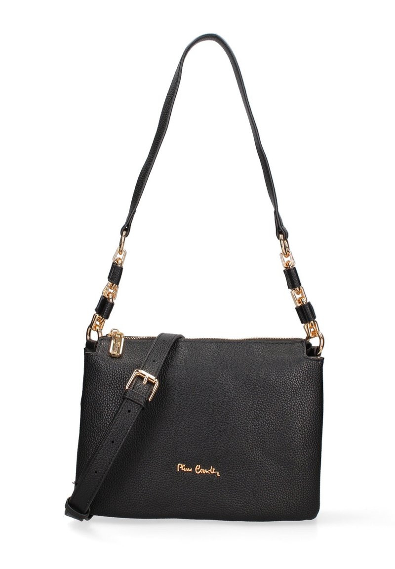 Borsa a tracolla in pelle nera con finitura texture, dettagli in catena color oro, tracolla regolabile, chiusura con zip e piccolo logo dorato sul frontale.