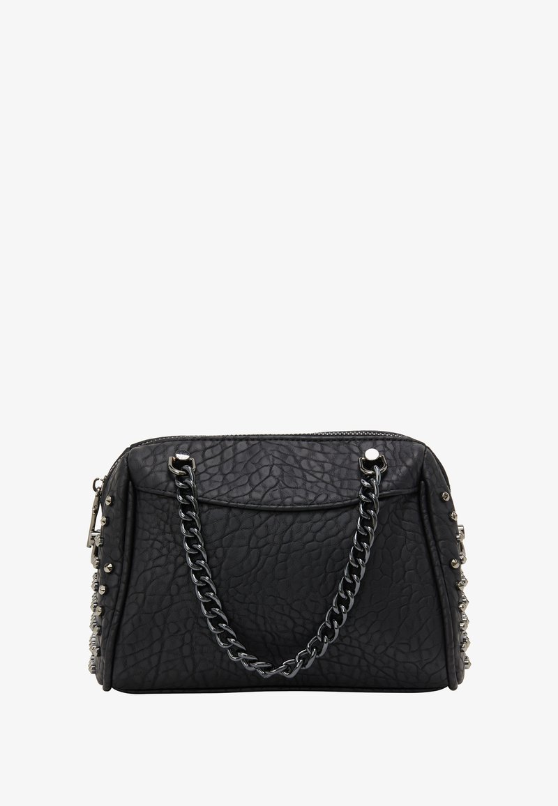 Fekete kézitáska texturált anyagból, lánc fogantyúval, oldalt stiftekkel díszítve és a tetején cipzáras záródással.