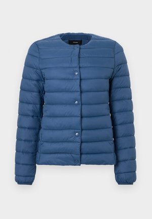 Giacca imbottita blu navy, con scollatura rotonda, chiusura con bottoni a pressione e texture trapuntata orizzontale su tutto il tessuto.