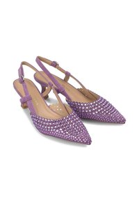 Décolleté slingback in suede viola con punta affusolata, decorato con strass sul vamping e tacco basso a blocco.