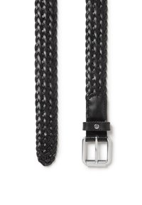 Svart flätad läderbälte med en slät yta, platt flätad design och en fyrkantig spänne i silverfärg.