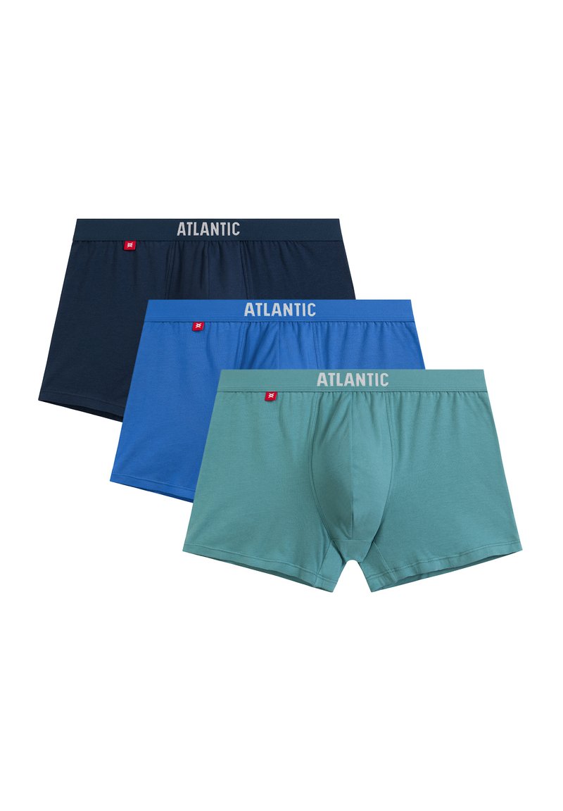 Trzy pary bokserek Atlantic w ciemnym granacie, niebieskim i turkusowym. Każda para charakteryzuje się miękkim materiałem i elastycznym paskiem z logo.