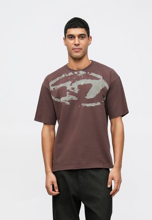 Μπλουζάκι με στάμπα - brown