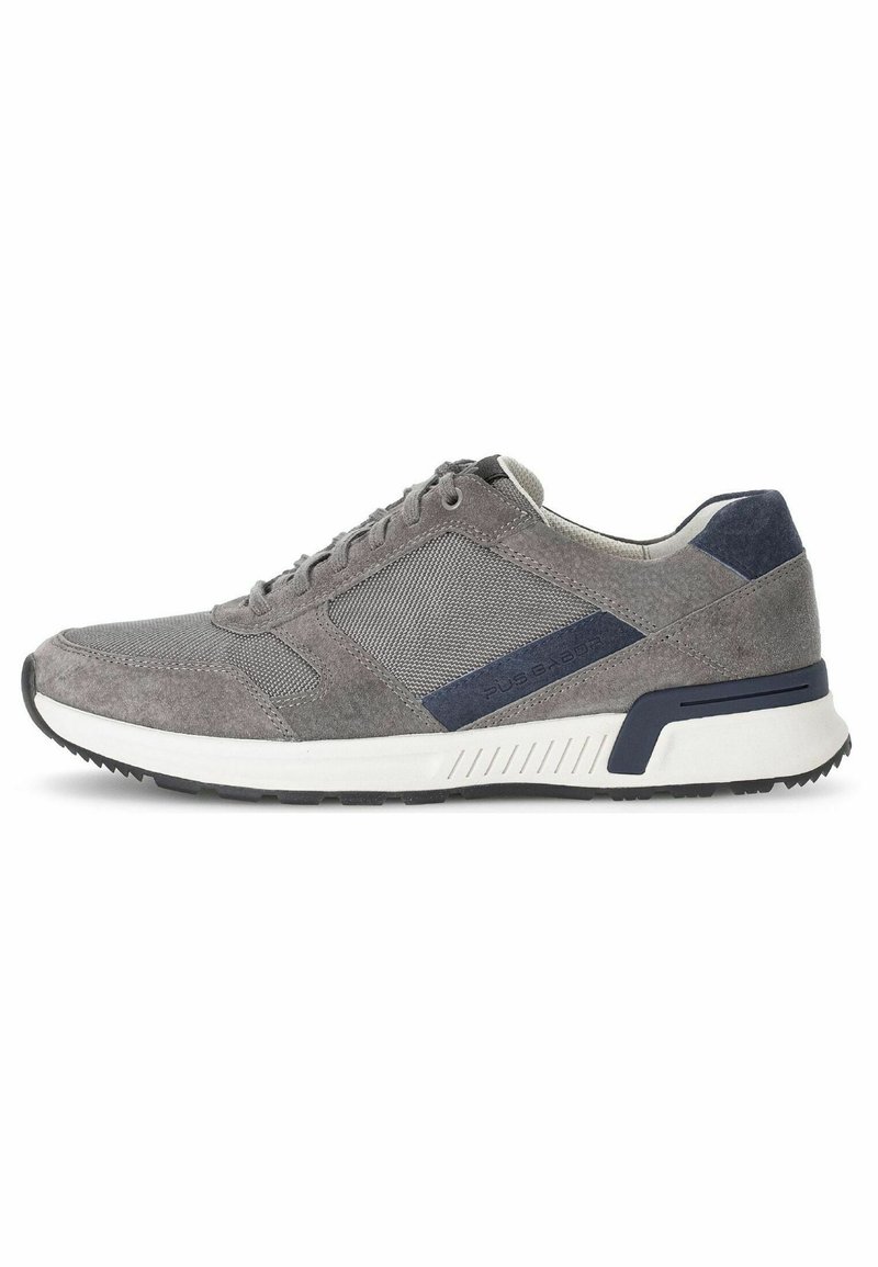 Graue Wildleder- und Mesh-Sneaker mit marineblauen Akzenten, runder Zehenpartie, weißer Sohle und strukturierten Paneelen für Atmungsaktivität und Unterstützung.