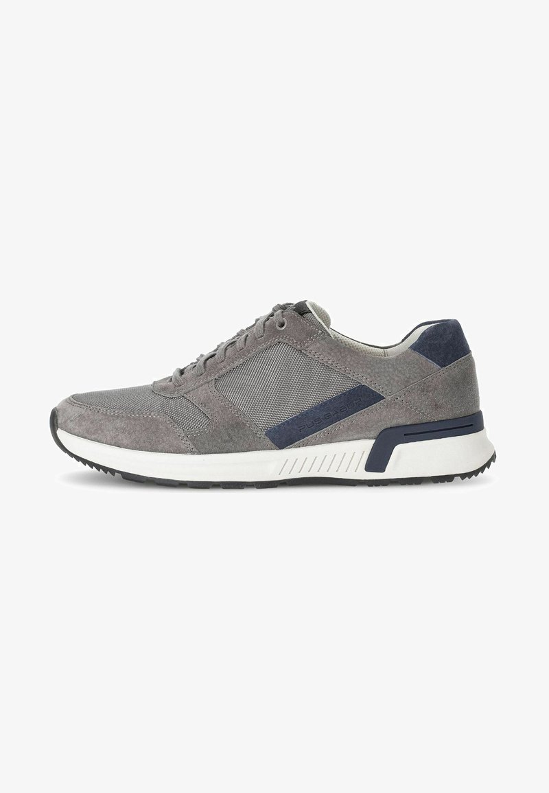 Graue Wildleder- und Mesh-Sneaker mit marineblauen Akzenten, runder Zehenpartie, weißer Sohle und strukturierten Paneelen für Atmungsaktivität und Unterstützung.