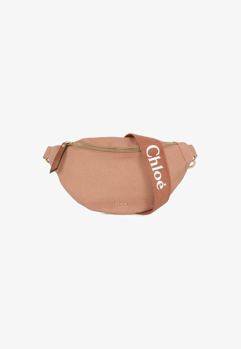Różowy materiałowy nerka z złotym zamkiem, brązowym skórzanym akcentem i szerokim paskiem z białą marką "Chloé". Okrągły kształt.