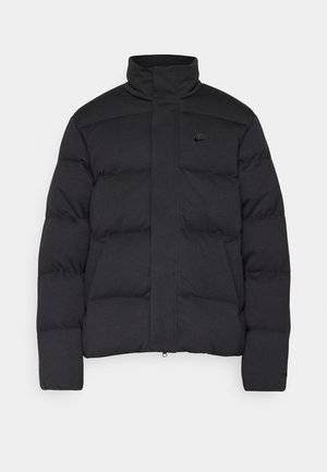 Černá zateplená bunda s vysokým límcem, se zipovým zapínáním a jemným logem na levé hrudi. Měkká, strukturovaná látka.