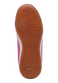 Laufsohle eines Sportschuhs mit strukturierter Gummisohle, pinkem Mesh-Obermaterial, weißen Akzenten und einem Känguru-Logo. Markierungsfreie Sohle.