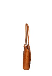 Borsa a tracolla in pelle marrone con accenti testurizzati, forma allungata, due manici lunghi e un motivo sottile. Presenta un dettaglio in metallo.
