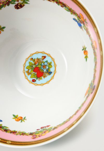 Πορσελάνινο μπολ με κεντρικό σχέδιο φράουλας, λουλουδιών και πεταλούδας, ροζ περίγραμμα διακοσμημένο με συστάδες φρούτων και χρυσό περίγραμμα.