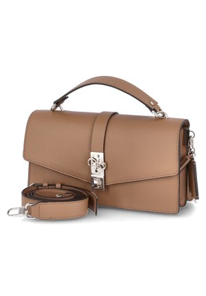 Brązowa skórzana torebka z rączką u góry, odpinanym paskiem na ramię oraz srebrnym zamkiem na przedniej klapie.