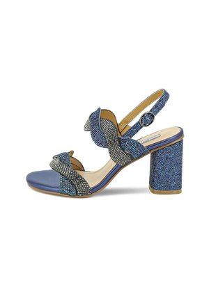 Blauwe sandaal met hoge hak met glinsterende blokhak, twee gedraaide strass-bandjes en een enkelriem met een ronde gesp.