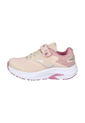 Zapatilla deportiva de color rosa claro con parte superior texturizada, tira de velcro y entresuela blanca. Presenta un talón con patrón rosado y suela de tracción de goma.