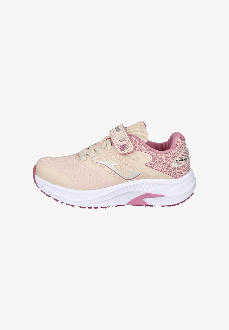 Zapatilla deportiva de color rosa claro con parte superior texturizada, tira de velcro y entresuela blanca. Presenta un talón con patrón rosado y suela de tracción de goma.