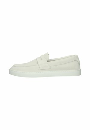Licht beige suède loafer met een lage witte rubberen zool en een brede band over het bovenwerk, gezien van opzij.
